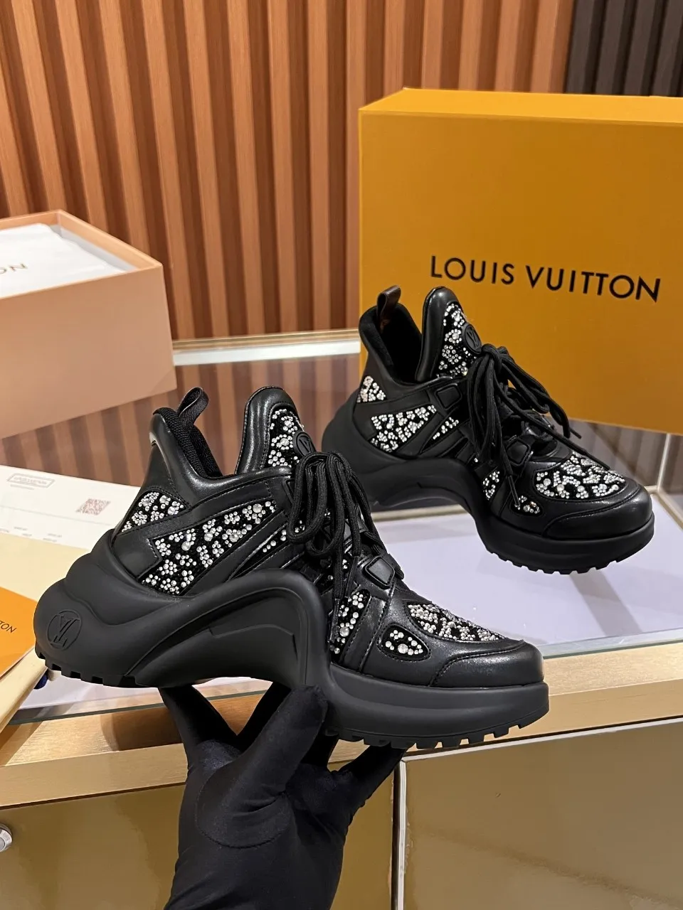 👟👟Ex-factory price 800👟👟 2025 new LV fancy black and white diamond model, high-end and elegant, showing long legs, casual sports dad shoes with heel height of about 5.5cm, 35-41